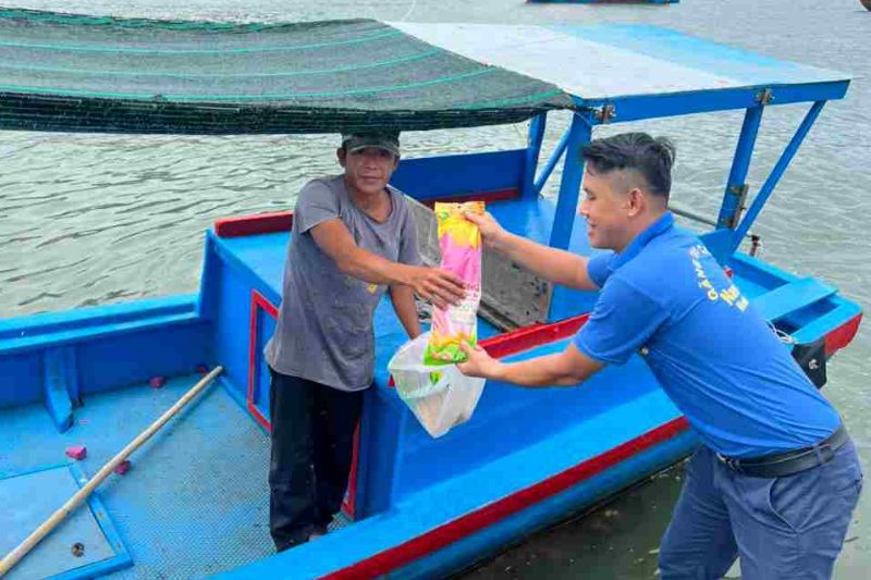 Công ty TNHH Nam Long tặng găng tay cho ngư dân