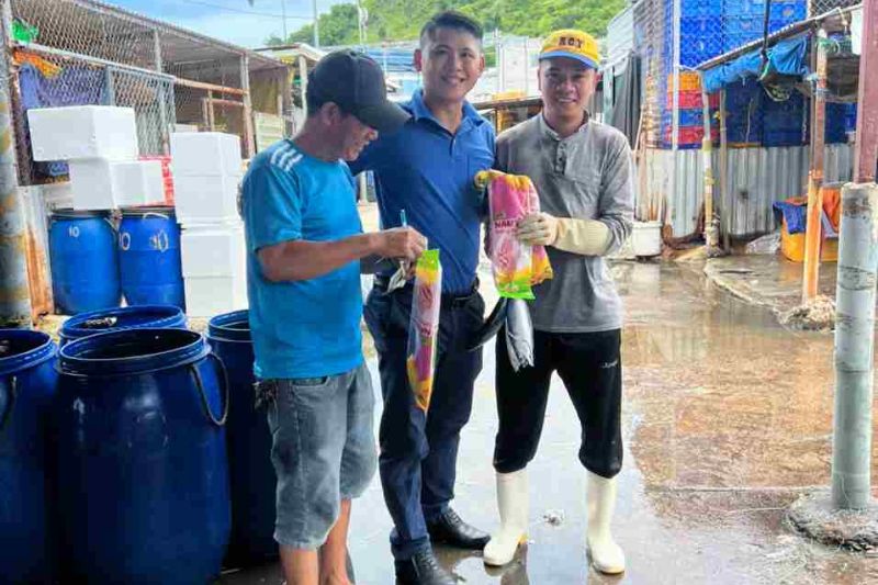 Công ty TNHH Nam Long tặng găng tay cho ngư dân
