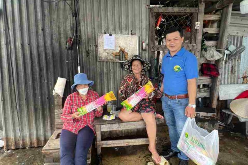 Công ty TNHH Nam Long tặng găng tay cho ngư dân