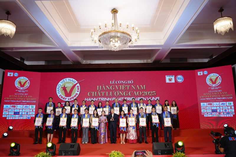 Găng tay cao su Nam Long 13 năm liên tiếp đạt danh hiệu Hàng Việt Nam Chất Lượng Cao
