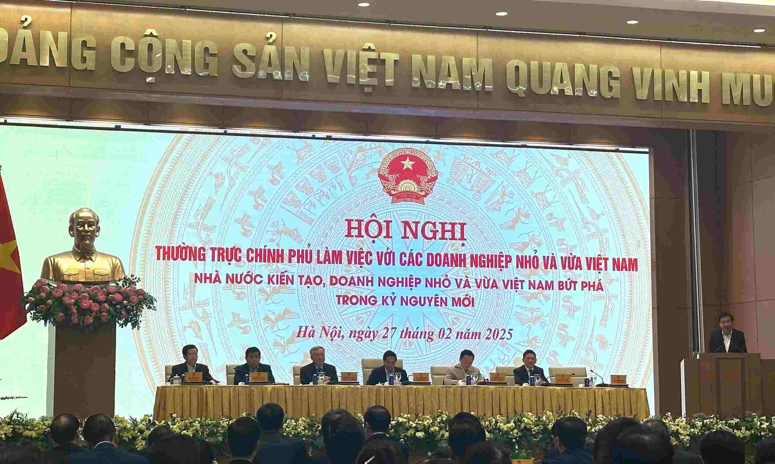 www.namlongglove.com găng tay cao su Nam Long anh Le Bach Long chu tich Hoi doanh nhan tre Dong nai