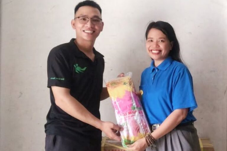 Tặng găng tay cao su Nam Long cho nhóm Sài Gòn Xanh