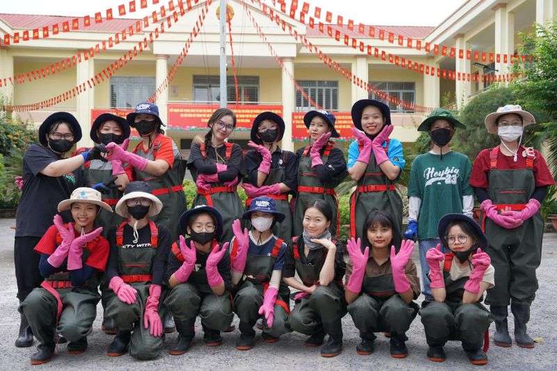 Tặng găng tay cao su Nam Long cho nhóm Sài Gòn Xanh