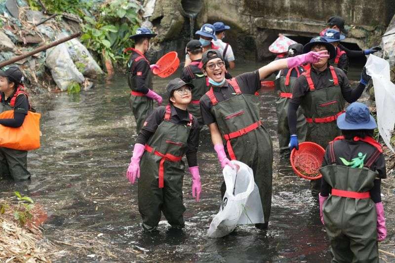 Tặng găng tay cao su Nam Long cho nhóm Sài Gòn Xanh