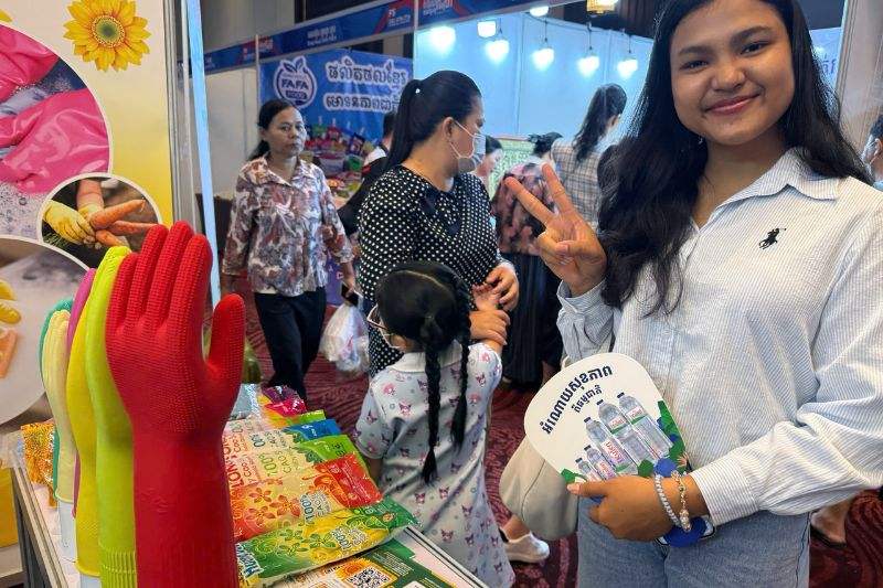 Găng tay cao su Nam Long tham gia Hội chợ Campuchia