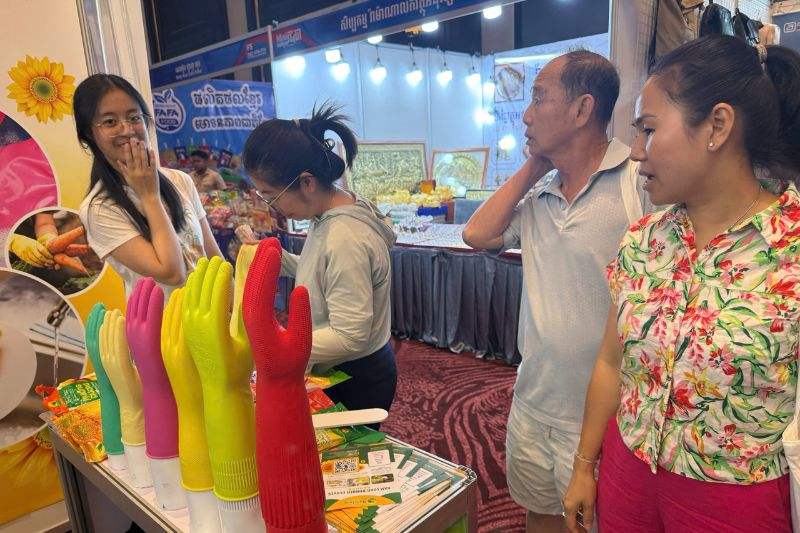 Găng tay cao su Nam Long tham gia Hội chợ Campuchia
