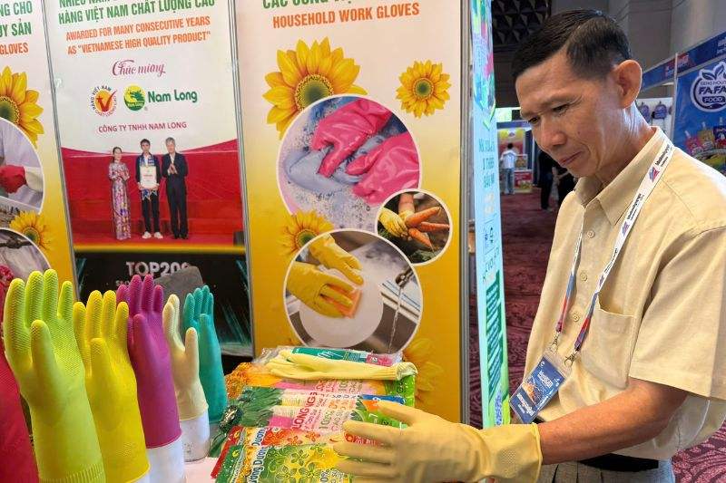 Găng tay cao su Nam Long tham gia Hội chợ Campuchia